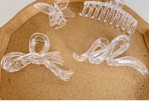 Auswahl an großen transparenten Haarklammern aus Acryl in verschiedenen Designs für Damen