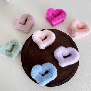 Sélection de pinces à cheveux en peluche en forme de cœur aux couleurs pastel douces