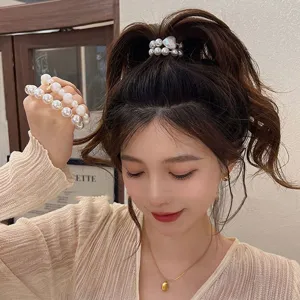 Eleganter Haargummi aus Perlen im koreanischen Stil mit Herzanhänger am Model getragen