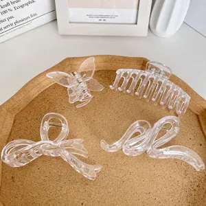 Elegantes Set aus vier großen klaren Haarklammern aus Acryl mit Schmetterlings-Design