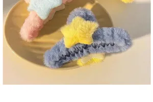Gros plan de grandes pinces à cheveux en peluche avec étoiles aux couleurs pastel