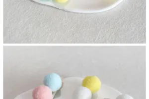 Détail de mignonnes barrettes à cheveux à pompons en peluche colorés sur plateau
