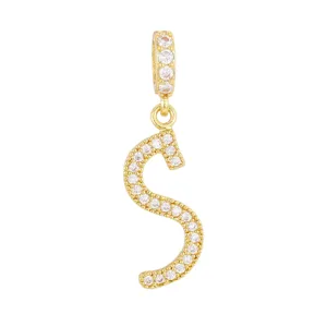 Vue détaillée du pendentif lettre S plaqué or 18 carats serti de zircons fins