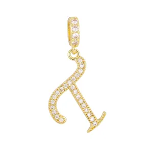 Vue détaillée d'un pendentif lettre R plaqué or 18K avec sertissage de zircons fins