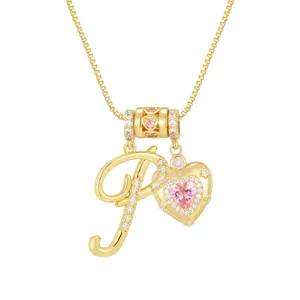 Detailansicht der 18K vergoldeten Herz- und Buchstaben-P-Anhänger mit rosa Zirkonia.