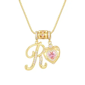 Detailansicht der 18 Karat vergoldeten Herz- und Buchstabenanhänger mit rosa Zirkonia-Kristall