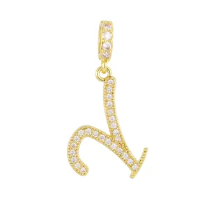 Détail d'un pendentif lettre L cursive plaqué or 18K et micro-serti de zircons