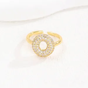 Close-up van een goud vergulde verstelbare ring met een cirkel van zirkonia steentjes