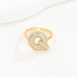 Elegante gouden verstelbare ring met bubble letter Q en fonkelende zirkoniasteentjes
