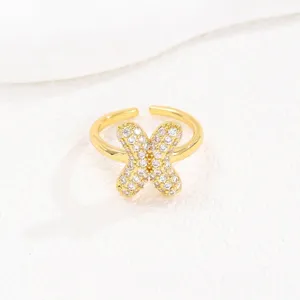 Detailopname van een gouden ring met een sprankelende letter X in trendy bubble-stijl.