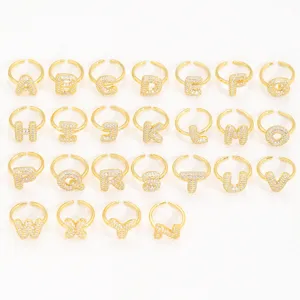 Set van 26 luxe gouden open ringen met ballon-alfabetletters en pavé zirkonia steentjes