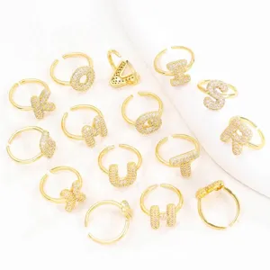 Elegante gouden open ringen met initialen en fonkelende zirkonia voor modieuze dames