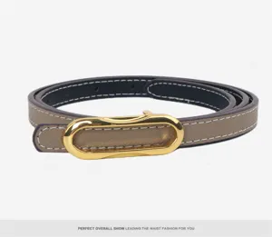 Vista detallada del cinturón de cuero fino para mujer con hebilla dorada y costuras finas.