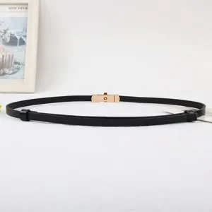 Dames minimalistische dunne zwarte lederen riem met elegante gouden draaisluiting.