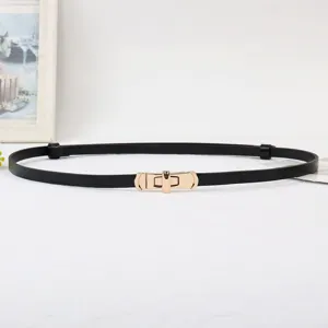 Close-up van dunne zwarte damesriem met elegante gouden metalen draaisluiting en gesp.