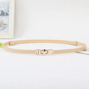 Elegante minimalistische smalle lederen riem met gouden metalen draaisluiting.
