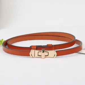 Vrouwen dunne oranje lederen riem met gouden draaibare gesp elegante stijl voor jurk chic.