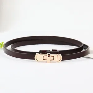 Smalle leren damesriem met gouden roterende gesp minimalistisch tailleaccessoire