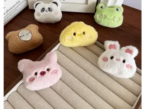 Collection assortie de broches d'animaux en peluche DIY pour décorer sacs et habits.