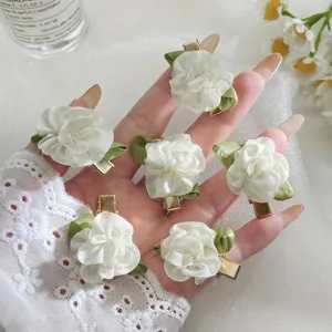 Elegante set van zes witte camelia lintbloem haarspeldjes voor zijdelingse styling