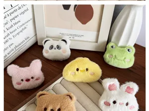 Variété de charms en peluche mignons incluant panda, lapin, grenouille, canard et ours.