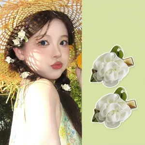 Elegante camelia bloem duckbill haarclip in bosstijl voor zijpony en haarstyling.