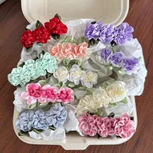 Élégant ensemble de barrettes à fleurs en ruban faites à la main dans diverses couleurs douces.