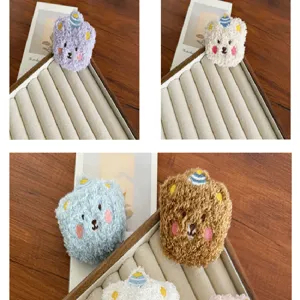 Gros plan de divers charms en peluche en forme de tête d'ours pour le bricolage créatif