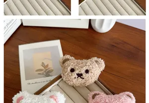 Détail montrant la texture douce des jolies broches en peluche ours