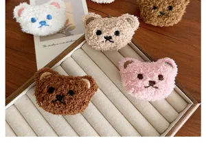 Gros plan de jolies broches en peluche d'ours de différentes couleurs pour DIY