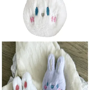 Gros plan de têtes de lapin en peluche pour accessoires de cheveux DIY et déco