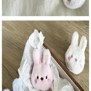 Vue macro d'accessoires de tête de lapin en peluche rose et blanc pour loisirs créatifs