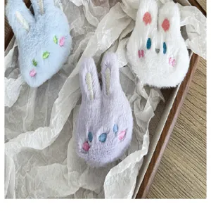Vue détaillée de têtes de lapin en peluche pour accessoires de cheveux et broches DIY
