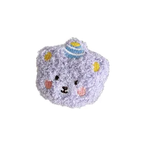 Accessoire tête d'ours en peluche violette avec chapeau brodé pour le bricolage.