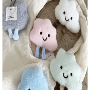 Divers pendentifs nuages en peluche douce aux couleurs pastel avec des visages mignons