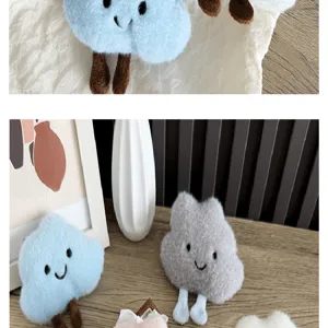 Vue détaillée de charmantes peluches en forme de nuage bleu et gris sur un bureau