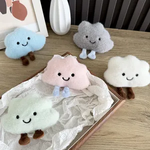 Broches et porte-clés en peluche en forme de nuage souriant de différentes couleurs