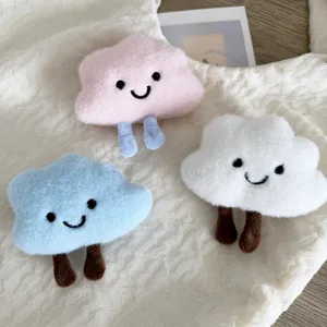 Broches en peluche nuage mignonnes en rose, bleu et blanc avec visages souriants pour sacs
