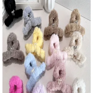 Pinces à cheveux en peluche d'hiver avec détails de nœuds papillon en couleurs variées
