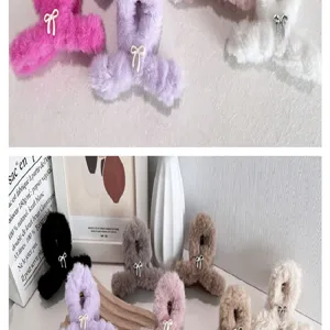 Détail de pinces à cheveux en peluche avec nœuds argentés, disponibles en plusieurs couleurs