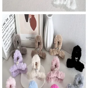 Gros plan sur plusieurs pinces à cheveux en peluche avec nœud pour les coiffures d'hiver
