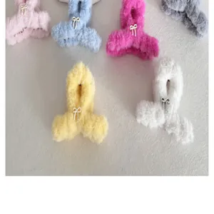 Détail de pinces à cheveux en peluche avec nœuds, couleurs variées pour la saison d'hiver