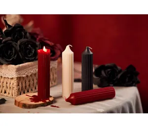 Vela aromática artesanal estilo columna romana, diseño estriado, decoración elegante.