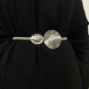 Κοντινό πλάνο μεταλλικής αλυσίδας μέσης σε ασημί χρώμα με μεγάλες και μικρές στρογγυλές αγκράφες.