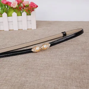 Smalle zwarte damesriem met gouden parelgesp detail voor stijlvolle jurkaccessoires.