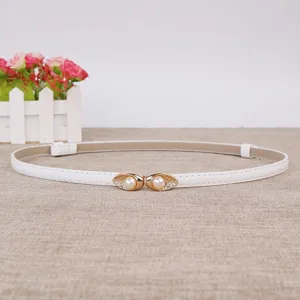 Elegante witte smalle dames riem met gouden parel gesp voor jurk decoratie.