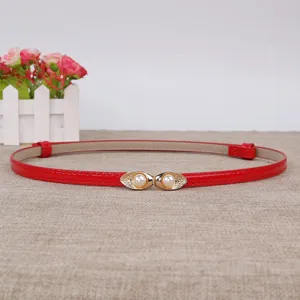 Rode smalle tailleceintuur voor dames, elegante jurkaccessoire met parelgesp, kunstlederen band.