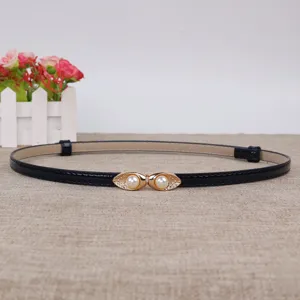 Elegante smalle zwarte damesriem met chique gouden parelgesp voor jurken en taille.