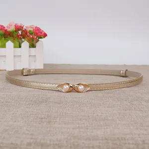 Gouden smalle tailleceintuur detail, prachtig parelgesp ontwerp, perfect voor jurkdecoratie.