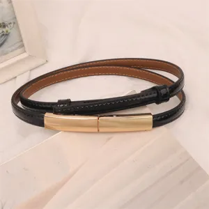 Vue détaillée d'une fine ceinture noire en cuir avec boucle dorée élégante.